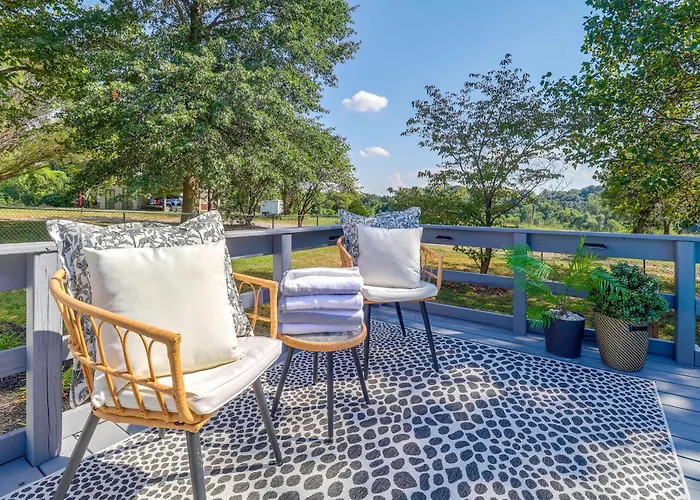 Fire Pit & Fenced Yard! Peaceful * Glen Carbon