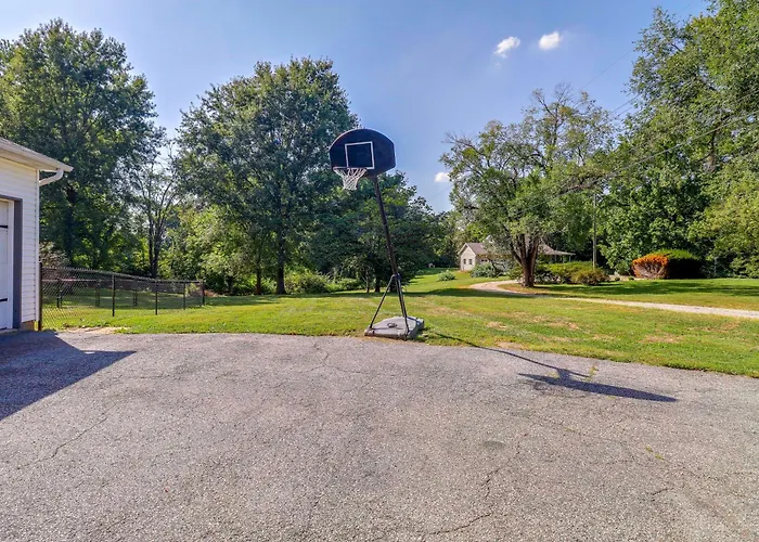 Fire Pit & Fenced Yard! Peaceful Ferienhaus Glen Carbon